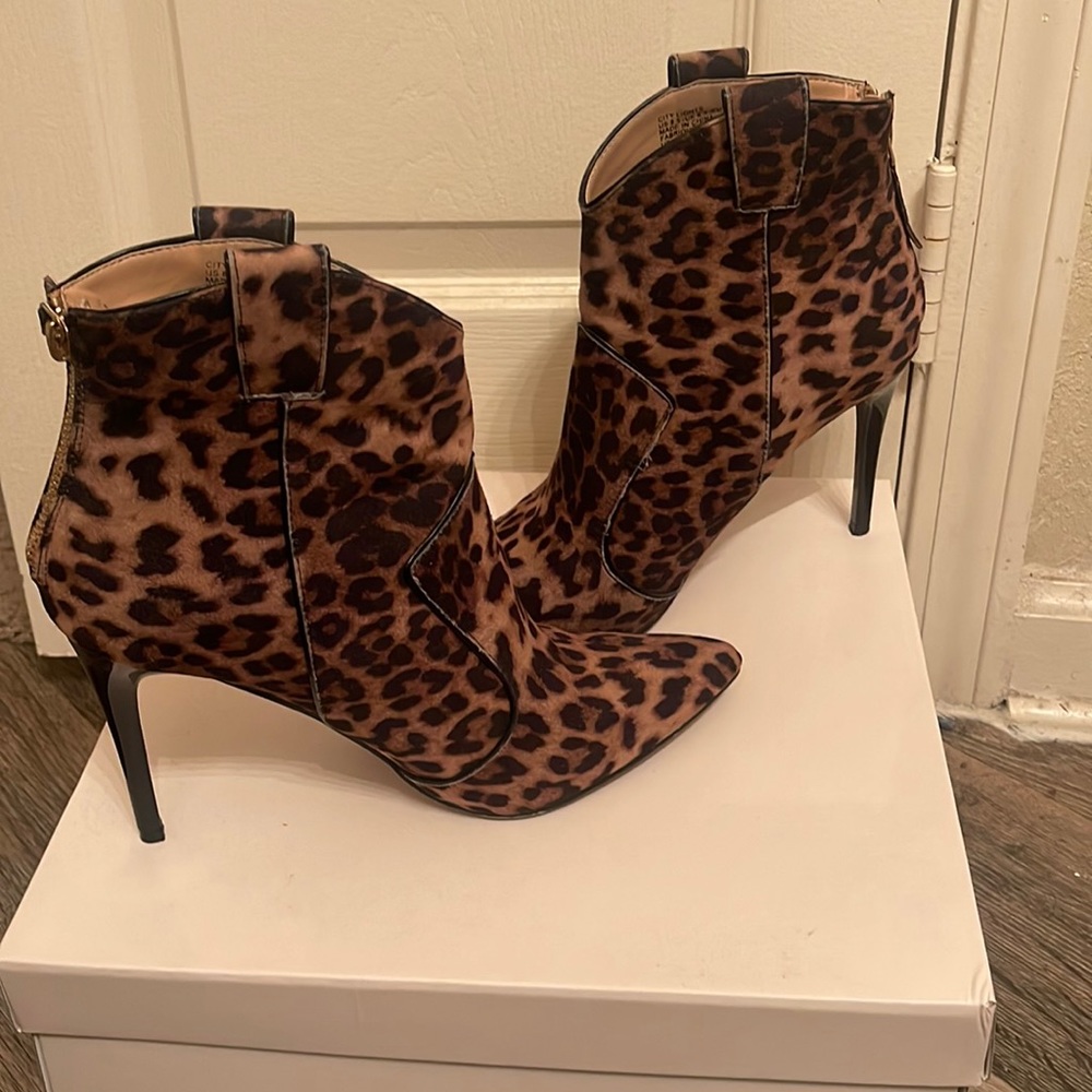 I am selling a size 8.5 women heel